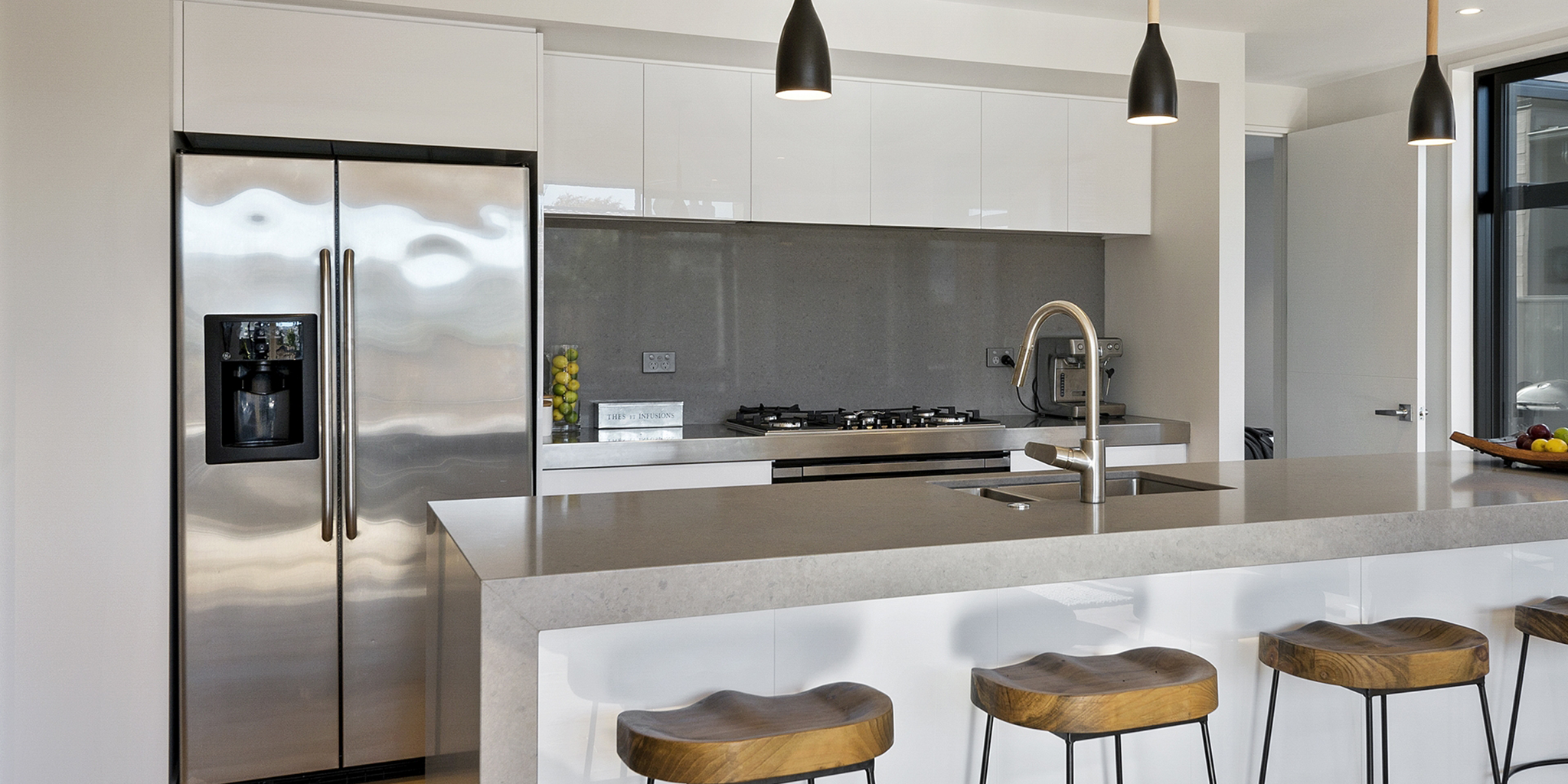 White gloss kitchen 